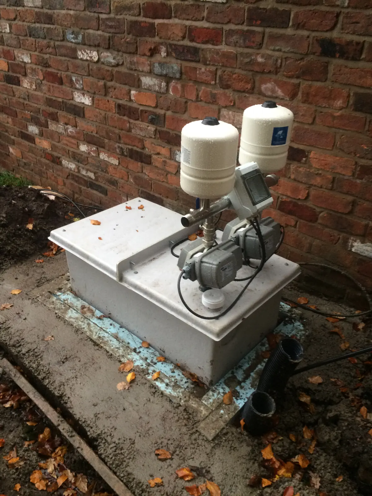 Twin pump booster set with pressure vessels on a break tank