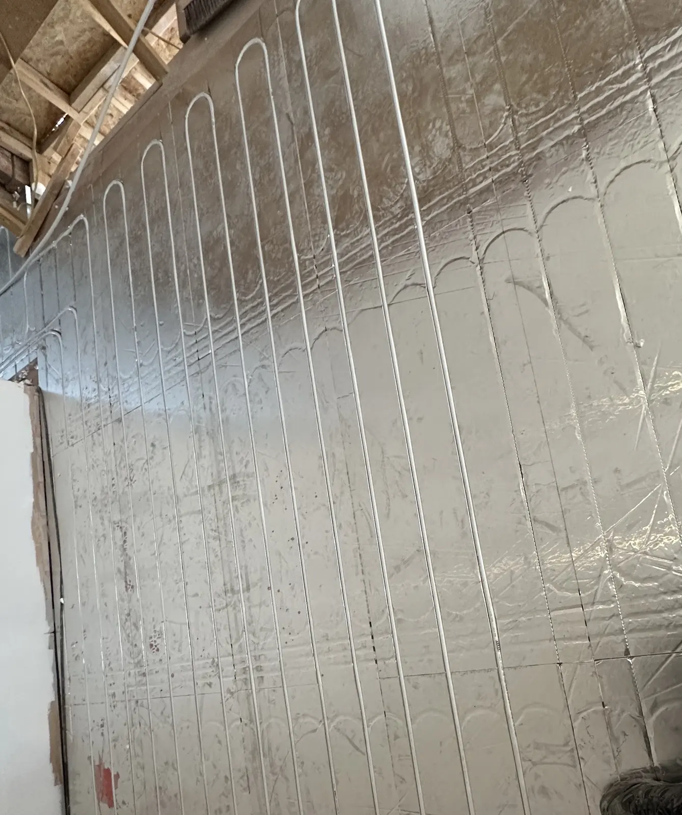 Underfloor heating pipe laid in grooved insulation boards