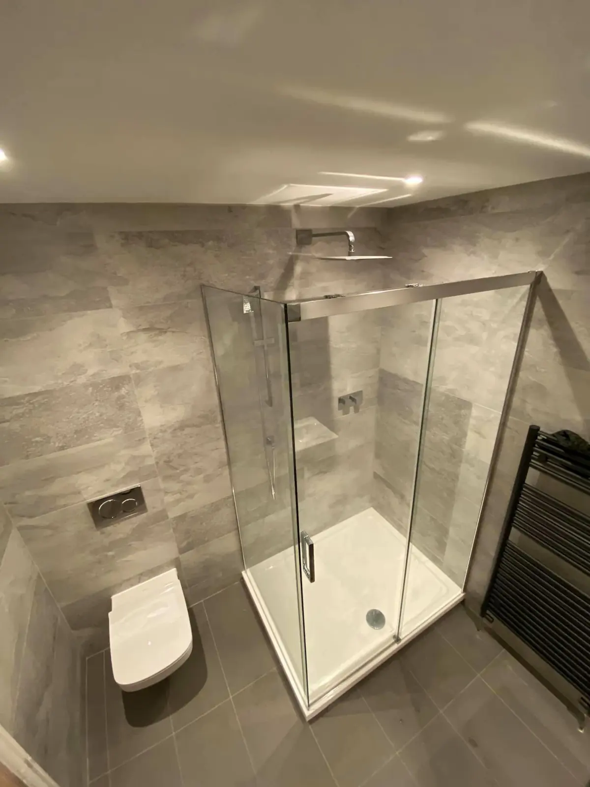 White vanity unit with a basin, a gold tap and a round mirror